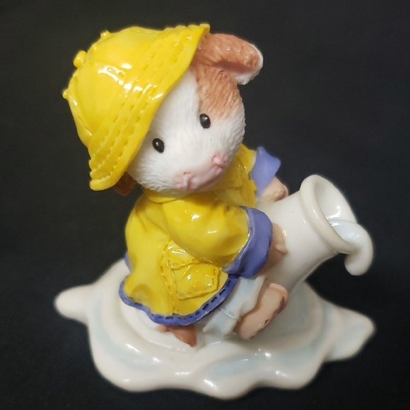Mary's Moo Moos "When it Rains it Pours" 1997 Collectible Figurine - Picture 1 of 5